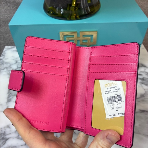 Michael Kors MK Jet Set Travel Hibiscus Pink Heart Bifold Wallet - NWT - Picture 6 of 8